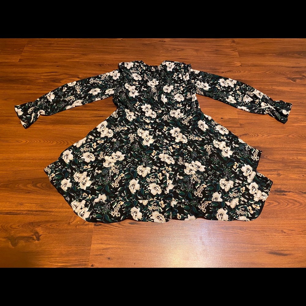 Like new!!!Beautiful floral V neck midi dress